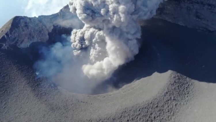 Massive plumes of ash bellow from Mexico volcano