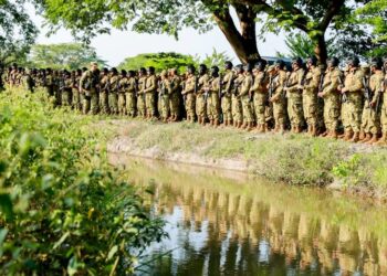 El Salvador forces surround town in north after police killing