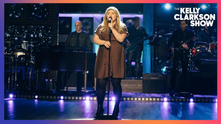 Kelly Clarkson Covers 'New York Minute' By Don Henley | Kellyoke