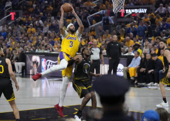 Davis, James deliver as Lakers top Curry, Warriors in Game 1 Davis, James deliver as Lakers top Curry, Warriors in Game 1