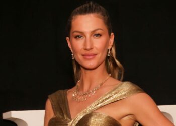 Tom Brady’s ex Gisele Bündchen sizzles in sultry photo shoot post-divorce
