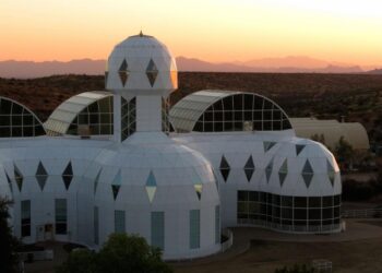 8 men and women once sealed themselves inside this enormous fake Mars colony for 2 years. Here’s what it’s like today.