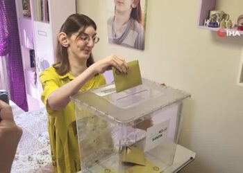 World’s tallest woman votes in Turkey election