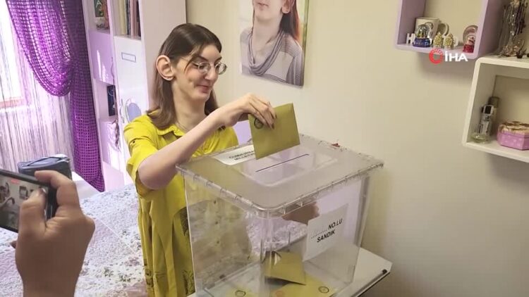 World’s tallest woman votes in Turkey election