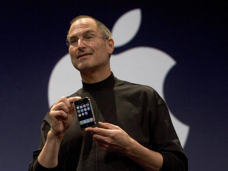 A $175 check signed by Apple cofounder Steve Jobs, who famously disliked giving his signature, is up for auction, where the top bid has already hit nearly $30,000