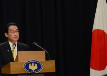 Japanese PM arrives in South Korea for landmark summit