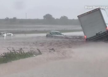 Flash floods inundate Texas highway