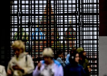 Flights leaving Moscow sell out as Wagner troops descend, and unconfirmed reports say Putin might have left the capital for St. Petersburg