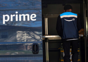 Amazon is reportedly trying to offer Prime subscribers free cell phone service