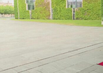 Chinese premier in Germany as Western mistrust mounts