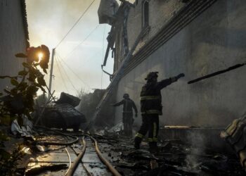 Intense fighting reported in Ukraine as last nuclear reactor is shut down amid flooding