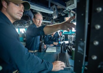 Chinese warship comes within 150 yards of U.S. missile destroyer