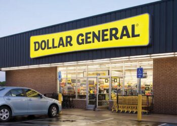 She was at Dollar General in just a towel — and then it came off, Florida police say