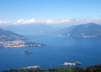 4 people died after a boat sank on a picturesque lake. All of the passengers had connections to Israeli and Italian intelligence.