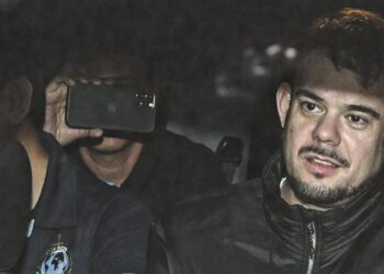 Plane carrying Joran van der Sloot, who is accused of extorting and defrauding Natalee Holloway’s mom, lands in US from Peru