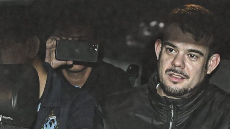 Plane carrying Joran van der Sloot, who is accused of extorting and defrauding Natalee Holloway’s mom, lands in US from Peru