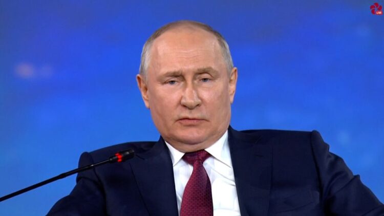 Putin says he’s delivered nukes to Ukraine’s neighbor. Hear what ex-CIA operative thinks