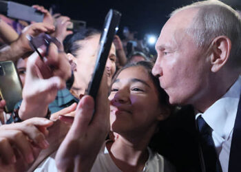 Putin greets stunned crowd on walkabout in Derbent, forgetting Covid fears