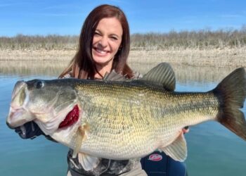 Lady angler sets a world record for largemouth bass