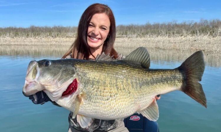 Lady angler sets a world record for largemouth bass