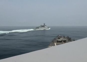 Chinese ship ‘cuts off U.S. destroyer’