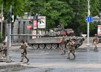 Rebel Russian mercenaries barrel towards Moscow