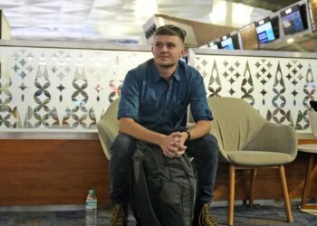 Indonesia set to deport Australian surfer who apologized for drunken rampage