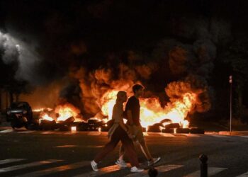 Amid protests in France, Macron calls cabinets crisis meeting