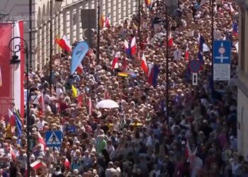 Thousands rally against ruling party in Poland
