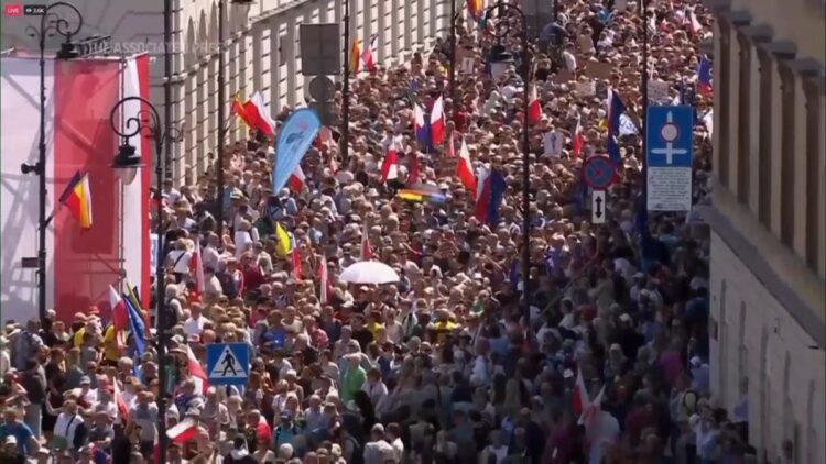 Thousands rally against ruling party in Poland