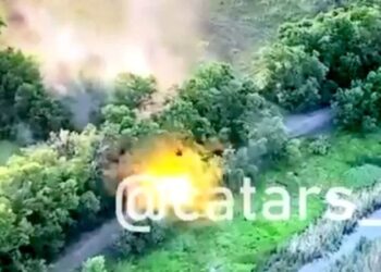 ‘Luckiest man alive’ – Abandoned Russian soldier watches comrades that ditched him go up in flames