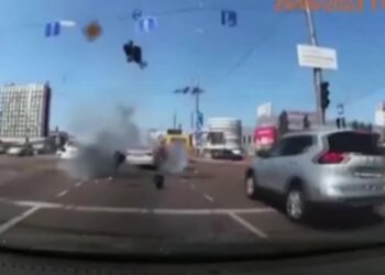 Dashcam catches missile barely missing traffic in Kyiv