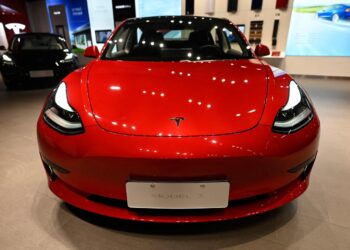 Tesla offering free Supercharging to entice Model 3 buyers