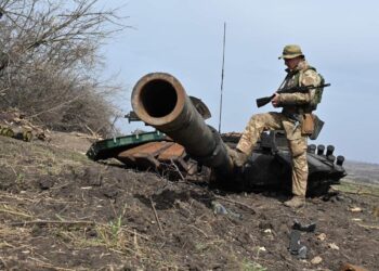 Video shows Ukrainian artillery raking a Russian tank convoy near the front lines, destroying one of the T-72s