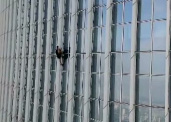 Man attempts ropeless climb of Seoul skyscraper