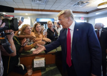 Judge orders Trump lawyers to seek security clearances