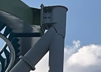 See cracked support pillar sway as roller coaster goes by