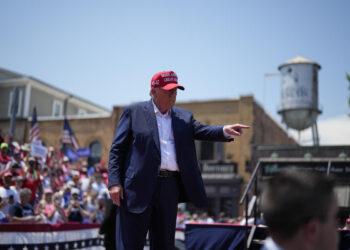 Trump rally packs small city in South Carolina show of force